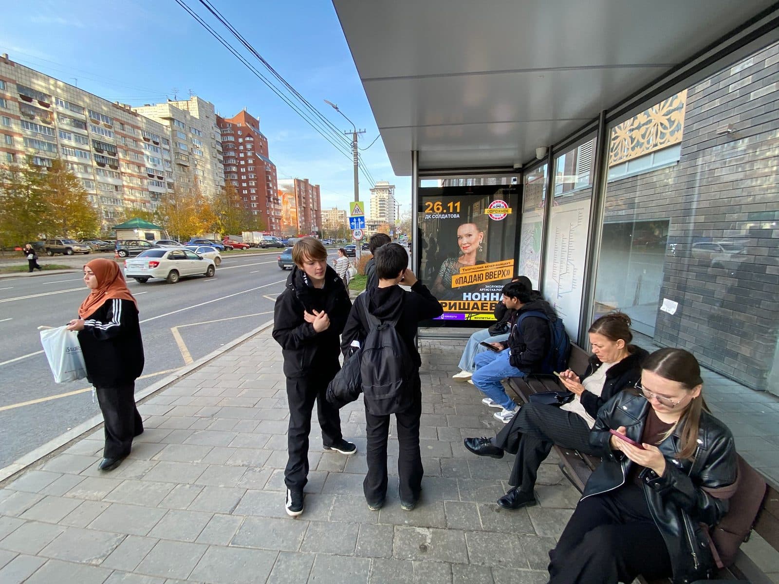 Экраны на остановках, ул. Н. Островского, 52 (ост. Гипермаркет Семья)