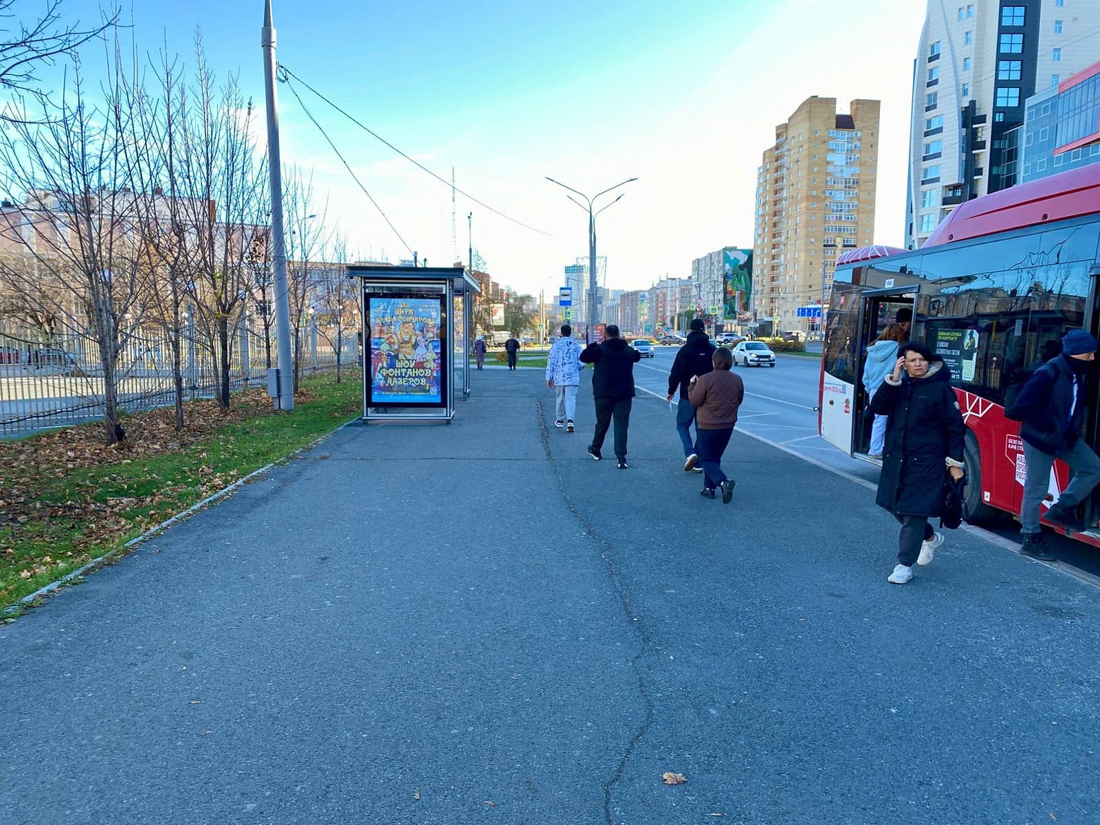 Экраны на остановках, ул. Революции, 13 (ост. ул. Николая Островского)