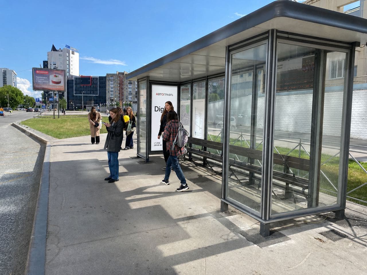Экраны на остановках — ул. Революции, 13 (ост. Гипермаркет Семья)
